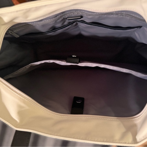 AWAY - The Everywhere Tote Salt White Colour - Picture 3 of 7